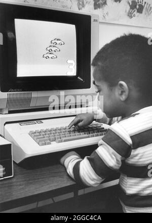 Austin Texas USA, 1989: Black Boy Kitchen Computer Center mit Apple Computer. ©Bob Daemmrich Stockfoto