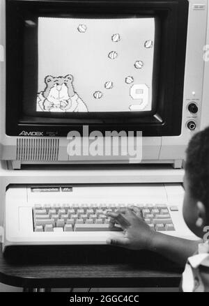 Austin Texas USA, 1989: Black Boy Kitchen Computer Center mit Apple Computer. ©Bob Daemmrich Stockfoto