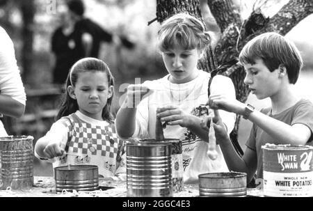 Austin Texas USA, um die 1980er Jahre: Kinder machen Kerzen beim Texas Pioneer Farm Herbst Festival. ©Bob Daemmrich Stockfoto