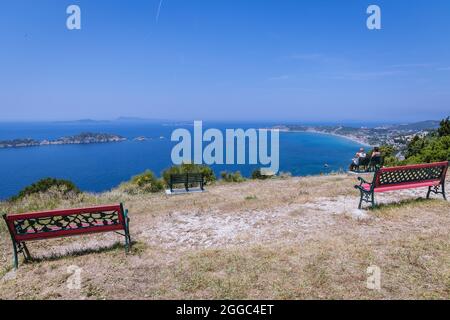 Bänke am Ionischen Meer Aussichtspunkt im Dorf Afionas auf der griechischen Insel Korfu, Blick auf die Inseln Gravia und Varkoules Stockfoto