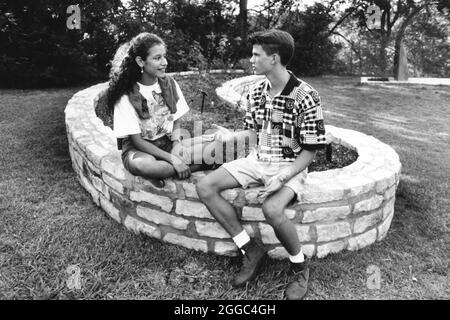 Austin Texas USA, 1994: Teens Talking: Hispanic Girl trifft Boy im Stadtpark für ein Date MR EI-0168, 0181, NEG-DATEI EI-0307-3 ©Bob Daemmrich Stockfoto