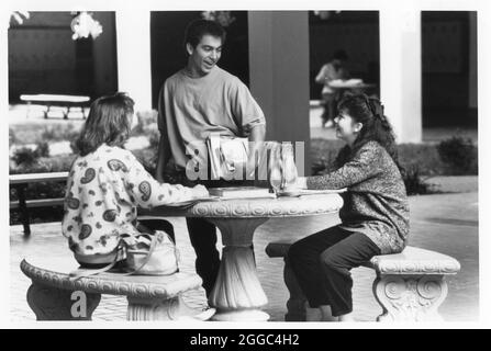 Austin Texas USA, 1988: Hispanische High-School-Schüler treffen sich im Schulhof. ©Bob Daemmrich Stockfoto