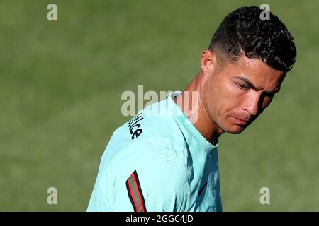 Oeiras, Portugal. August 2021. Portugals Stürmer Cristiano Ronaldo in Aktion während einer Trainingseinheit im Trainingslager Cidade do Futebol in Oeiras, Portugal, am 30. August 2021, als Teil der Vorbereitung des Teams auf das kommende FIFA World Cup Qatar 2022 Qualifying Football Match gegen Irland. (Bild: © Pedro Fiuza/ZUMA Press Wire) Bild: ZUMA Press, Inc./Alamy Live News Stockfoto