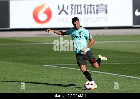 Oeiras, Portugal. August 2021. Portugals Stürmer Cristiano Ronaldo in Aktion während einer Trainingseinheit im Trainingslager Cidade do Futebol in Oeiras, Portugal, am 30. August 2021, als Teil der Vorbereitung des Teams auf das kommende FIFA World Cup Qatar 2022 Qualifying Football Match gegen Irland. (Bild: © Pedro Fiuza/ZUMA Press Wire) Bild: ZUMA Press, Inc./Alamy Live News Stockfoto