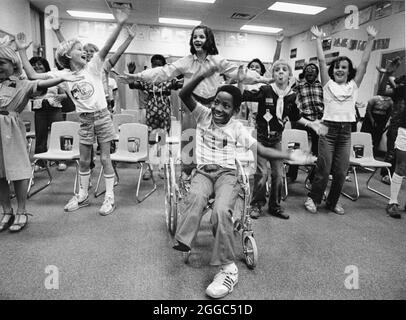 Austin Texas USA, 1984: Der schwarze Schüler Patrick Skeaton, der sein rechtes Bein aufgrund einer Spina bifida verlor, interagiert an der Wooten Elementary School, während er in den regulären Unterricht aufgenommen wird. Später wurde er mit einer Beinprothese ausgestattet. Teil einer erweiterten Fotofunktion. ©Bob Daemmrich Stockfoto