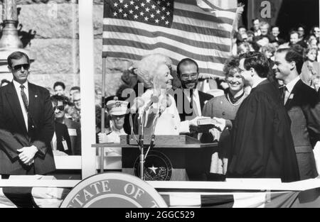 Austin Texas USA, Januar 1991: Texas Gouverneur Ann Richards, mit ihrer Hand auf einer Familienbibel, wird von Chief Justice Tom Phillips während einer Eröffnungszeremonie vor dem Texas Capitol vereidigt. ©Bob Daemmrich Stockfoto