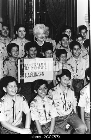 Austin Texas USA, 1993: Texas Gouverneur Ann Richards posiert im Texas Capitol mit Pfadfindern auf einer Exkursion von Harlingen in Südtexas. ©Bob Daemmrich Stockfoto