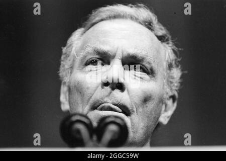 College Station Texas USA, 1994: Der ehemalige Außenminister Alexander Haig hört sich eine Frage auf einer Pressekonferenz an, bevor er an der Texas A&M University eine Rede halten wird. ©Bob Daemmrich Stockfoto