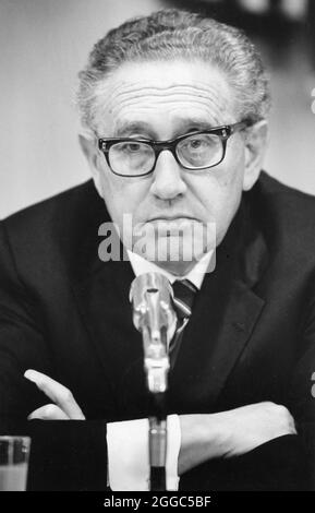 College Station Texas USA, 1994: Der ehemalige Außenminister Henry Kissinger hört sich eine Frage auf einer Pressekonferenz an, bevor er an der Texas A&M University eine Rede halten wird. ©Bob Daemmrich Stockfoto