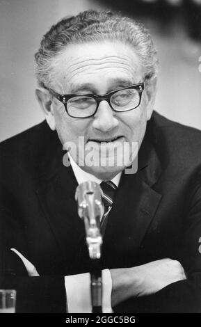 College Station Texas USA, 1994: Der ehemalige Außenminister Henry Kissinger hört sich eine Frage auf einer Pressekonferenz an, bevor er an der Texas A&M University eine Rede halten wird. ©Bob Daemmrich Stockfoto