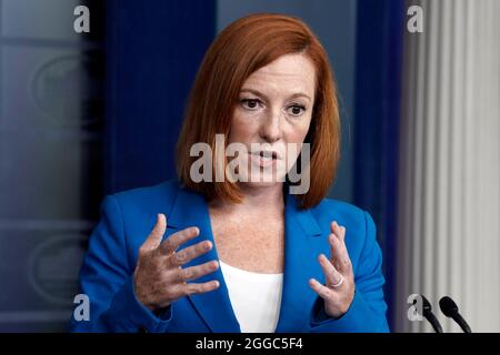 Washington, Vereinigte Staaten. August 2021. Die Pressesprecherin des Weißen Hauses, Jen Psaki, spricht am 30. August 2021 bei der täglichen Pressekonferenz im Brady Press Briefing Room des Weißen Hauses in Washington, DC. Quelle: Yuri Gripas/Pool via CNP/dpa/Alamy Live News Stockfoto