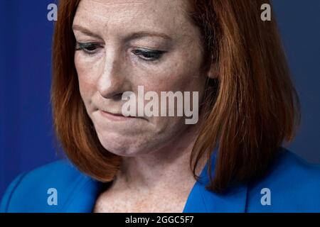 Washington, Vereinigte Staaten. August 2021. Die Pressesprecherin des Weißen Hauses, Jen Psaki, spricht am 30. August 2021 bei der täglichen Pressekonferenz im Brady Press Briefing Room des Weißen Hauses in Washington, DC. Quelle: Yuri Gripas/Pool via CNP/dpa/Alamy Live News Stockfoto