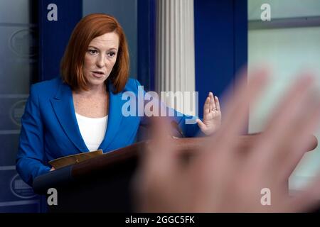 Washington, Vereinigte Staaten. August 2021. Die Pressesprecherin des Weißen Hauses, Jen Psaki, spricht am 30. August 2021 bei der täglichen Pressekonferenz im Brady Press Briefing Room des Weißen Hauses in Washington, DC. Quelle: Yuri Gripas/Pool via CNP/dpa/Alamy Live News Stockfoto