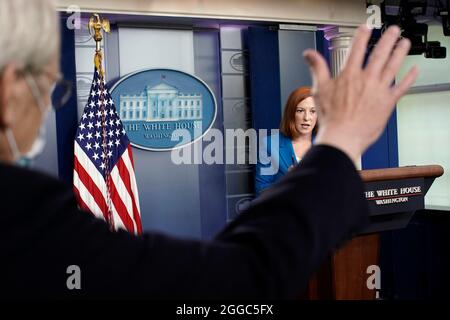 Washington, Vereinigte Staaten. August 2021. Die Pressesprecherin des Weißen Hauses, Jen Psaki, spricht am 30. August 2021 bei der täglichen Pressekonferenz im Brady Press Briefing Room des Weißen Hauses in Washington, DC. Quelle: Yuri Gripas/Pool via CNP/dpa/Alamy Live News Stockfoto