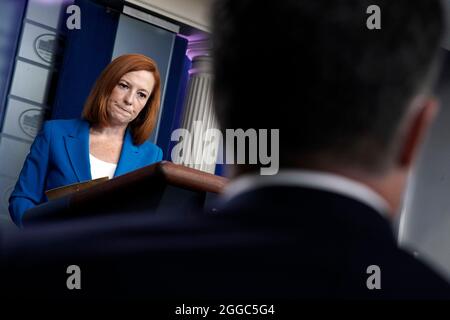 Washington, Vereinigte Staaten. August 2021. Die Pressesprecherin des Weißen Hauses, Jen Psaki, spricht am 30. August 2021 bei der täglichen Pressekonferenz im Brady Press Briefing Room des Weißen Hauses in Washington, DC. Quelle: Yuri Gripas/Pool via CNP/dpa/Alamy Live News Stockfoto