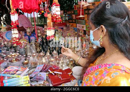 Nicht exklusiv: Ein Gebet im ISKCON-Tempelsektor 33, am Vorabend des Hindu-Festivals von Janmashtami, markiert die Geburt des hinduistischen gottes Lord Stockfoto