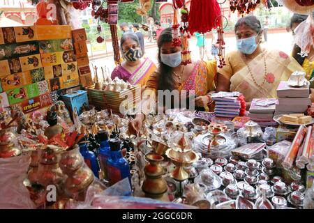 Nicht exklusiv: Ein Gebet im ISKCON-Tempelsektor 33, am Vorabend des Hindu-Festivals von Janmashtami, markiert die Geburt des hinduistischen gottes Lord Stockfoto