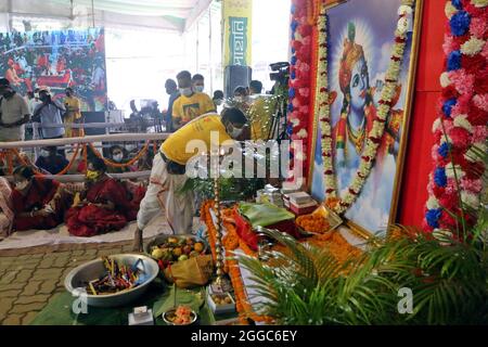 Nicht exklusiv: Ein Gebet im ISKCON-Tempelsektor 33, am Vorabend des Hindu-Festivals von Janmashtami, markiert die Geburt des hinduistischen gottes Lord Stockfoto