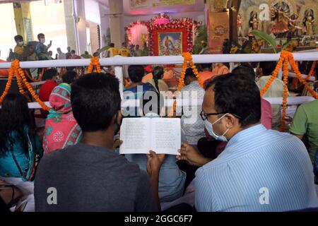 Nicht exklusiv: Ein Gebet im ISKCON-Tempelsektor 33, am Vorabend des Hindu-Festivals von Janmashtami, markiert die Geburt des hinduistischen gottes Lord Stockfoto