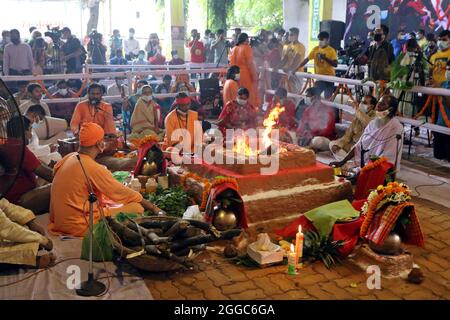 Nicht exklusiv: Ein Gebet im ISKCON-Tempelsektor 33, am Vorabend des Hindu-Festivals von Janmashtami, markiert die Geburt des hinduistischen gottes Lord Stockfoto