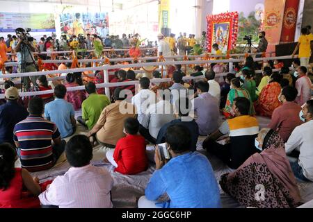 Nicht exklusiv: Ein Gebet im ISKCON-Tempelsektor 33, am Vorabend des Hindu-Festivals von Janmashtami, markiert die Geburt des hinduistischen gottes Lord Stockfoto