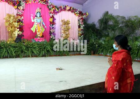 Nicht exklusiv: Ein Gebet im ISKCON-Tempelsektor 33, am Vorabend des Hindu-Festivals von Janmashtami, markiert die Geburt des hinduistischen gottes Lord Stockfoto