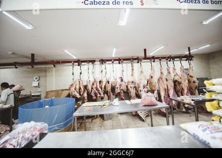 ZACATECAS, MEXIKO - 01. Apr 2018: Eine Reihe von aufgehängten frischen Fleisch auf einem Markt in Zacateca, Mexiko Stockfoto