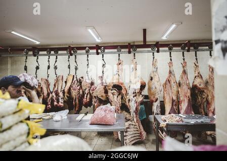 ZACATECAS, MEXIKO - 01. Apr 2018: Eine Reihe von aufgehängten frischen Fleisch auf einem Markt in Zacatecas, Mexiko Stockfoto