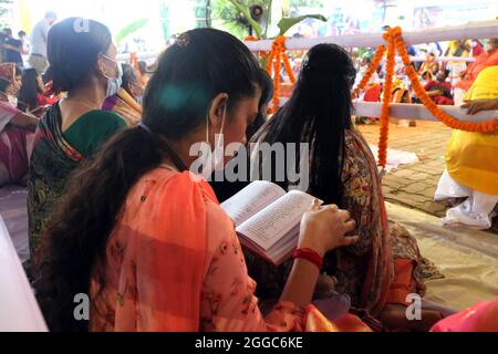 Nicht exklusiv: Ein Gebet im ISKCON-Tempelsektor 33, am Vorabend des Hindu-Festivals von Janmashtami, markiert die Geburt des hinduistischen gottes Lord Stockfoto