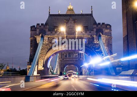 London, Großbritannien. August 2021. Das berühmte Londoner Gebäude Tower Bridge wurde nach acht Stunden Sperrzeit wieder für den Abendverkehr geöffnet, blockiert von XR-Demonstranten mit Wohnwagen und Lieferwagen, schwerer Polizei und JCB-Kran, um sie zu entfernen. Der Stand off endete um 20:00 BST Credit: xiu bao/Alamy Live News Stockfoto