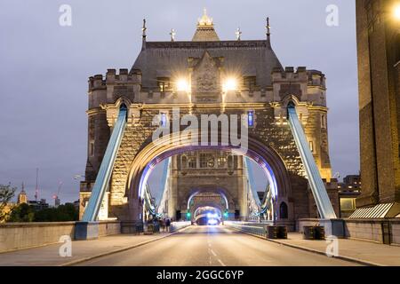 London, Großbritannien. August 2021. Das berühmte Londoner Gebäude Tower Bridge wurde nach acht Stunden Sperrzeit wieder für den Abendverkehr geöffnet, blockiert von XR-Demonstranten mit Wohnwagen und Lieferwagen, schwerer Polizei und JCB-Kran, um sie zu entfernen. Der Stand off endete um 20:00 BST Credit: xiu bao/Alamy Live News Stockfoto