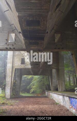 HIRSCHHAGEN, DEUTSCHLAND - 09. Okt 2015: Ein Kohlebunker in einer Munitionsfabrik in Hirschhagen, Deutschland Stockfoto