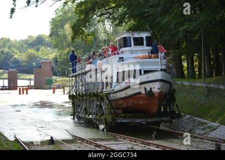 DRULITY, POLEN - 15. Sep 2015: Der historische Elblag-Kanal in Drulity, Polen Stockfoto