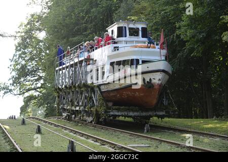 DRULITY, POLEN - 15. Sep 2015: Ein Passagierboot überquert schräges Flugzeug im Elblag Kanal, Drulity Stockfoto