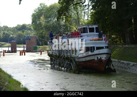 DRULITY, POLEN - 15. Sep 2015: Der historische Elblag-Kanal in Drulity, Polen Stockfoto