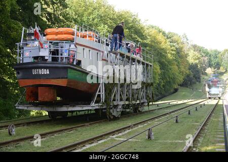 DRULITY, POLEN - 15. Sep 2015: Ein Passagierboot überquert schräges Flugzeug im Elblag Kanal, Drulity Stockfoto