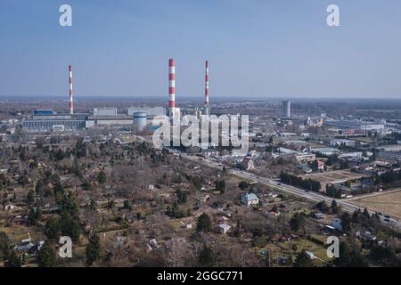 Schottergärten über dem Czerniakowskie-See im Warschauer Stadtzentrum, Polen, Blick auf das Kraftwerk Siekierki Stockfoto