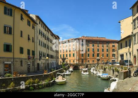 Blick auf das Viertel New Venice in der Küstenstadt, gekennzeichnet durch Kanäle, Brücken und Plätze ähnlich denen von Venedig, Livorno, Toskana, Italien Stockfoto