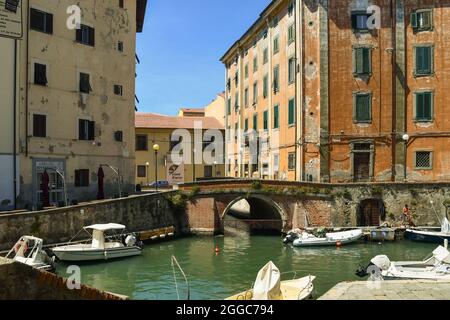 Blick auf das Viertel New Venice in der Küstenstadt, gekennzeichnet durch Kanäle, Brücken und Plätze ähnlich denen von Venedig, Livorno, Toskana, Italien Stockfoto