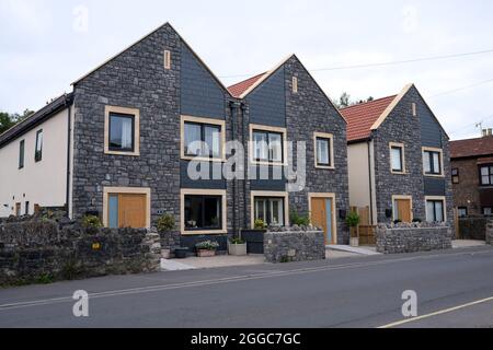 August 2021 - drei neue Häuser auf dem Gelände der ehemaligen Dorfpolizeistation in Cheddar Somerset, Großbritannien. Stockfoto