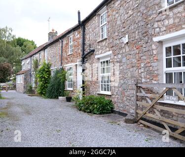 August 2021 - Reihe von alten Stil Ferienhaus im Dorf Cheddar Somerset, Großbritannien. Stockfoto