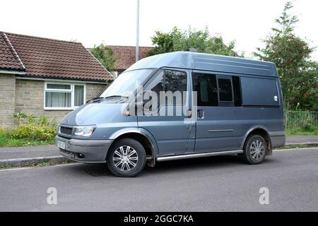 August 2021 - Ford Transit Van in ein Wohnmobil umgewandelt in Cheddar Somerset, Großbritannien geparkt. Stockfoto