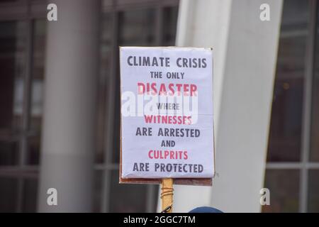 London, Großbritannien. August 2021. Demonstranten vor Rupert Murdoch's News UK. Extinction Rebellion Demonstranten marschierten im Rahmen ihrer zweiwöchigen Kampagne „Impossible Rebellion“ von News UK zur Tower Bridge. (Kredit: Vuk Valcic / Alamy Live News) Stockfoto