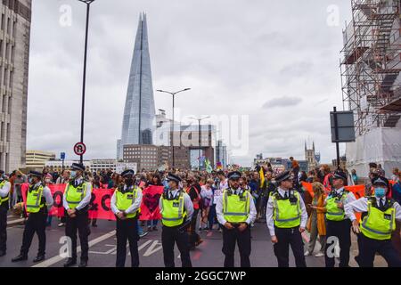 London, Großbritannien. August 2021. Demonstranten auf der London Bridge. Extinction Rebellion Demonstranten marschierten im Rahmen ihrer zweiwöchigen Kampagne „Impossible Rebellion“ von News UK zur Tower Bridge. (Kredit: Vuk Valcic / Alamy Live News) Stockfoto