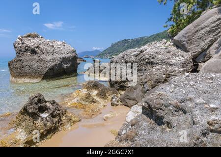Felsen an einem Strand in der Stadt Agios Gordios an der Küste des Ionischen Meeres auf einer griechischen Insel Korfu Stockfoto