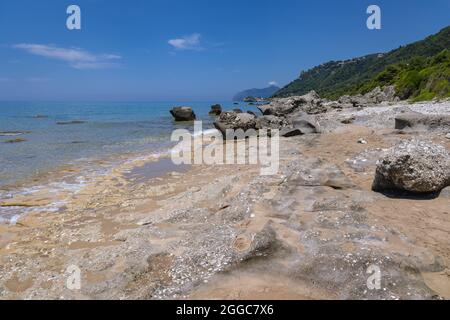 Felsen an einem Strand in der Stadt Agios Gordios an der Küste des Ionischen Meeres auf einer griechischen Insel Korfu Stockfoto