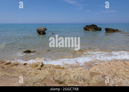 Felsen an einem Strand in der Stadt Agios Gordios an der Küste des Ionischen Meeres auf einer griechischen Insel Korfu Stockfoto