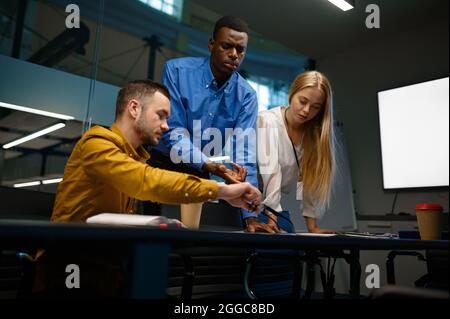 Team junger Manager, Diskussion im IT-Büro Stockfoto