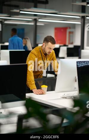 Manager an seinem Arbeitsplatz im IT-Büro Stockfoto
