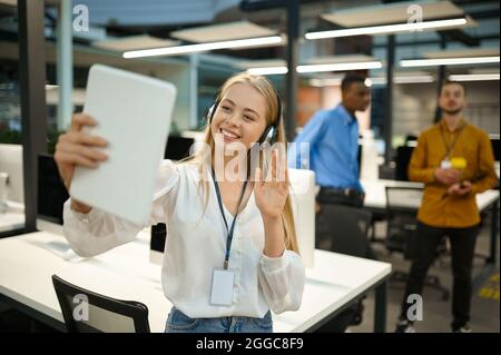 Manager hält Laptop, Videokonferenz, IT-Büro Stockfoto